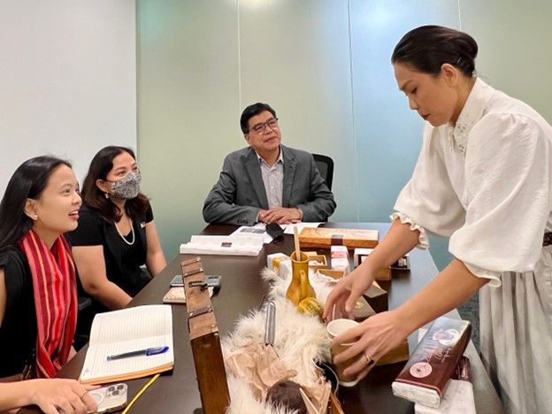 Cebu’s “Chocolate Queen” Ms. Raquel T. Choa brought to the Philippine Embassy in Singapore The Chocolate Chamber’s (TCC) signature Chocolate Break - an appreciation of Philippine chocolate and its distinct flavors which TCC aims to feed a person's mind and body with the goodness of chocolates.