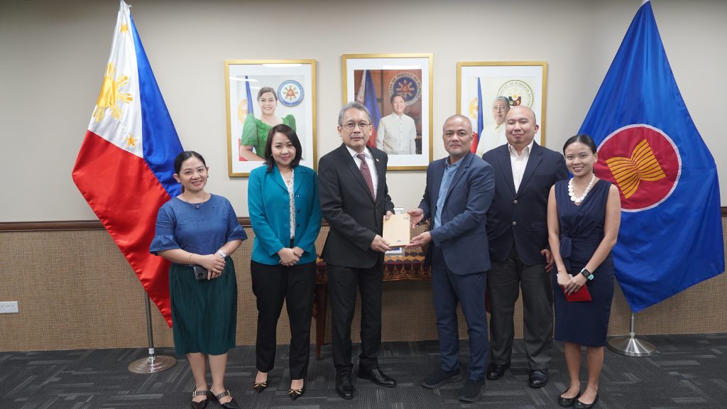 Philippine Space Agency Director General Joel Joseph S. Marciano Jr., (3rd from right) presents a token to Ambassador Medardo G. Macaraig (3rd from R). They are joined by (L-R) Third Secretary and Vice Consul Joy Anne B. Lai, First Secretary and Consul Joyleen E. Santos, PhilSA Chief of Space Business and Development, Mr. Fernando de Villa III, and Philippine  Commercial Counsellor Carla Regina P. Grepo.