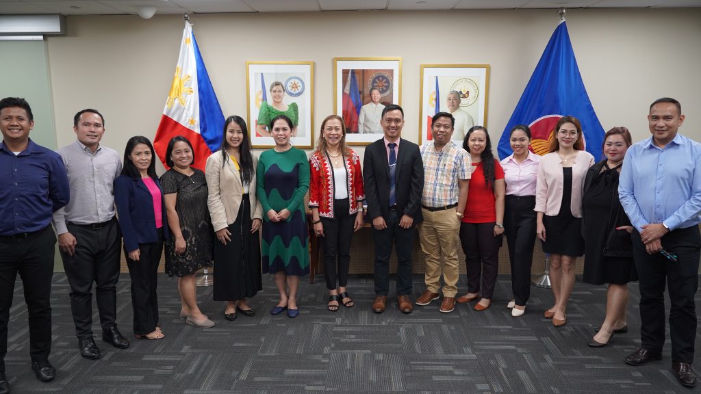 DMW Undersecretary Atty. Maria Anthonette C. Velasco-Allones together with MWO-Singapore Officer-in-Charge, Assistant Labor Attache Atty. Eduard C. Ferrer (7th from right), Welfare Officer Marivic C. Clarin (6th from left), SSS representative Ms. Joy-Ann E. Cabading, Pag-IBIG representative Mr. Christian Jan T. Oliveros and other personnel from MWO-Singapore.