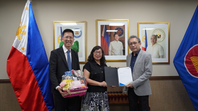 Ambassador Macaraig receives token of appreciation from Mr Lau Chai Joo, CEO and Administrator; and Mdm Susan Teo, Principal, of the Heritage Academy.
