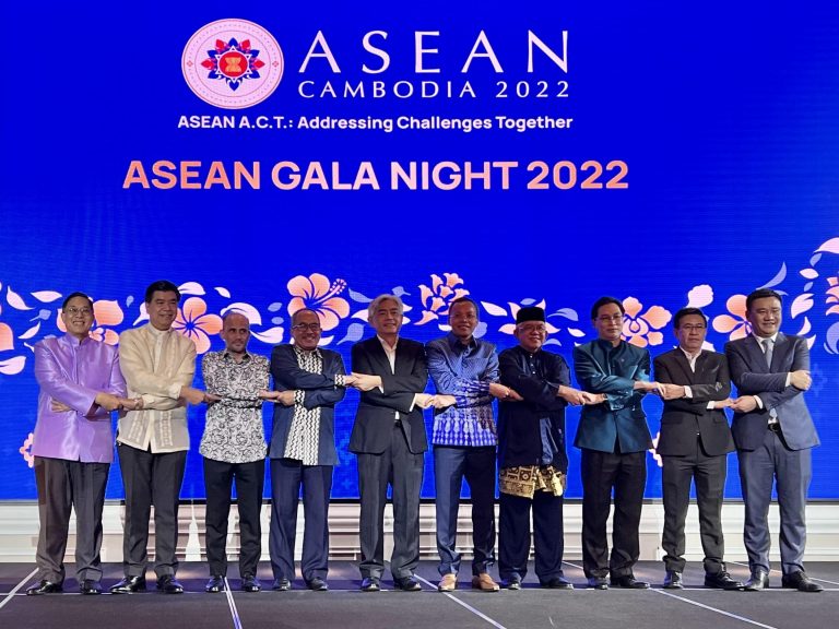 Philippine Embassy Charge d'Affaires Dr. Emmanuel R. Fernandez (2nd from left) poses for a photo doing the ASEAN handshake with the other Heads of Post of ASEAN Missions in Singapore and the Guest of Honor,   Permanent Secretary of the Ministry of Foreign Affairs (MFA) of Singapore, Mr. Albert Chua (5th from left)