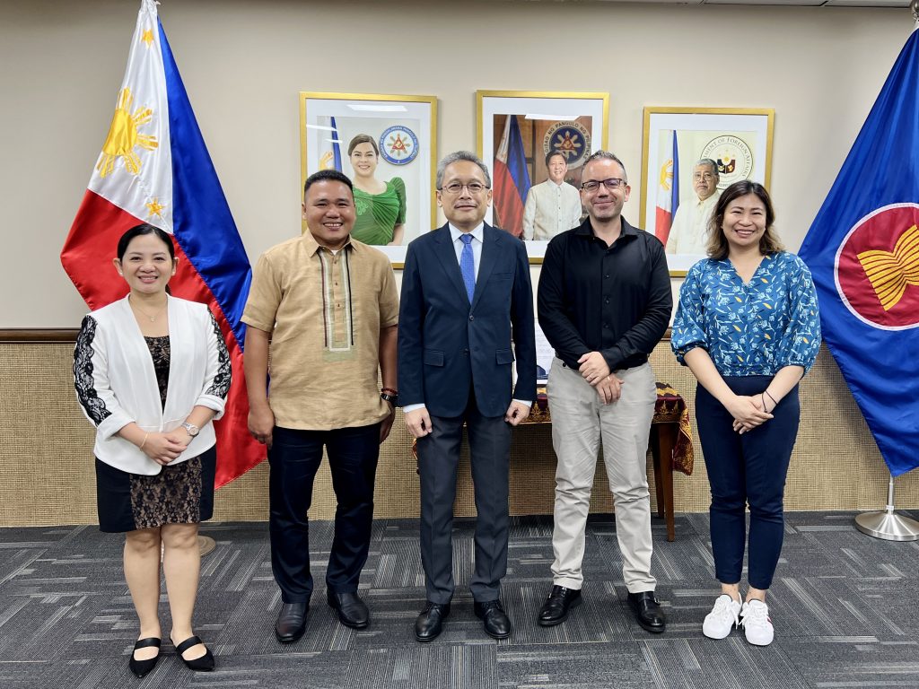 (L-R) Third Secretary and Vice Consul Joy Anne B. Lai (Economic and Cultural Section Head), Mr. Elden Gabayoyo (Manager, Bird Paradise), Ambassador Medardo G. Macaraig, Dr. Luis Carlos Neves (Vice President of the Mandai Wildlife Group), and Rosellie L. Bantay (Cultural Attache and FilCom Relations Officer)