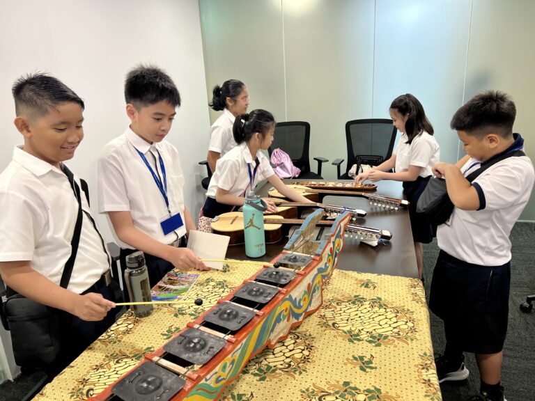 The children play Filipino traditional game sungka (soong-kah) and musical instruments such as bamboo rain sticks/shakers; Sarunay of Maranao; rondalla, octavina, and laud, which comprise a rondalla ensemble.