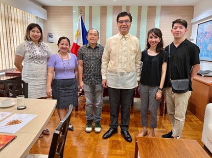 PhilBAS paid a courtesy call on CDA Fernandez (center) at the Embassy in 20 Nassim Road. L-R: Cultural Officer Rosellie L. Bantay, Third Secretary and Vice Consul Joy Anne B. Lai, Mr. John Rey Callado, co-founder of the PhilBAS and Philippine Fauna Art Society, CDA Emmanuel R. Fernandez, Ms. Aissa Domingo, and Mr. Larie Dianco